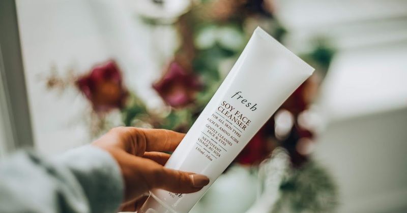 Fresh Soy Face Cleanser vừa làm sạch bụi bẩn hàng ngày, vừa có khả năng hòa tan lớp trang điểm nhẹ và mascara