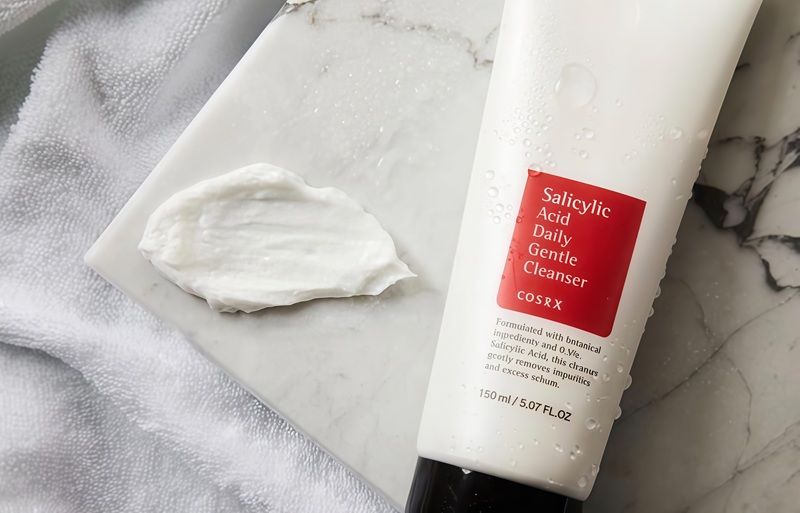 COSRX Salicylic Acid Daily Gentle Cleanser luôn giữ vững vị trí nhờ khả năng làm sạch sâu, hỗ trợ cải thiện tình trạng bít tắc lỗ chân lông