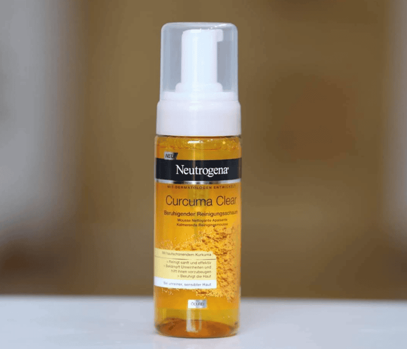 Là một sản phẩm đáng chú ý đến từ Neutrogena, một thương hiệu dược mỹ phẩm hàng đầu của Mỹ, dòng sữa rửa mặt Curcuma Clear đã đưa tinh chất nghệ vào công thức làm sạch