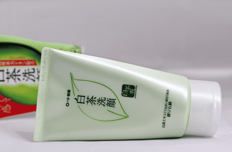  Rohto Shirochasou Green Tea đã chinh phục lòng tin của nhiều nam giới bằng công thức độc đáo, được nghiên cứu dựa trên sức mạnh của trà trắng và trà xanh
