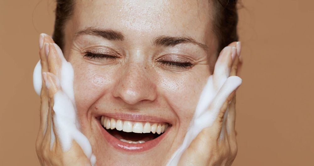 Lựa chọn đúng sữa rửa mặt trị mụn là bước đệm quan trọng