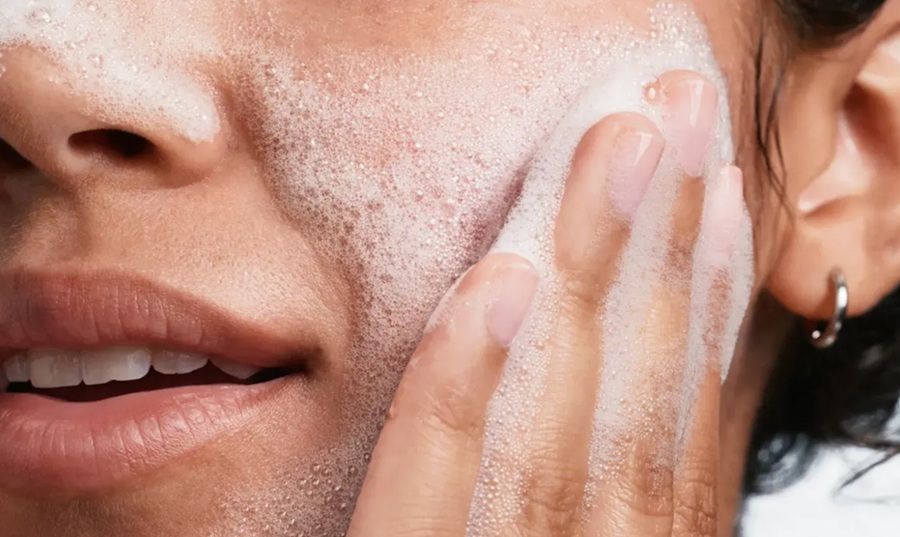 Các tiêu chí khi chọn sữa rửa mặt cho da mụn