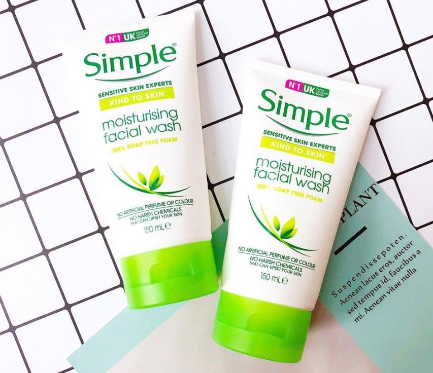 Simple Kind To Skin Moisturising Facial Wash là sữa rửa mặt trị mụn lý tưởng cho da khô