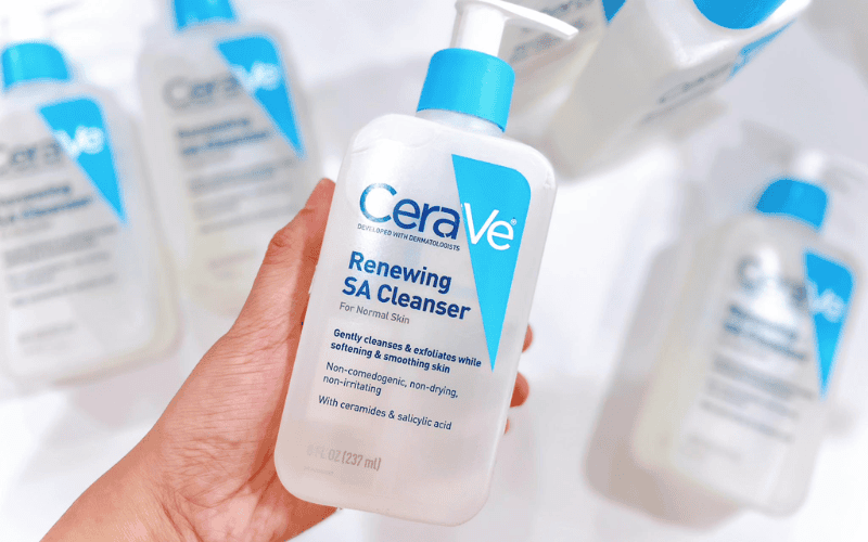 CeraVe SA Cleanser là dòng sữa rửa mặt dịu nhẹ nhưng mang lại hiệu quả kép: vừa làm sạch sâu, vừa hỗ trợ giảm mụn và cải thiện vết thâm