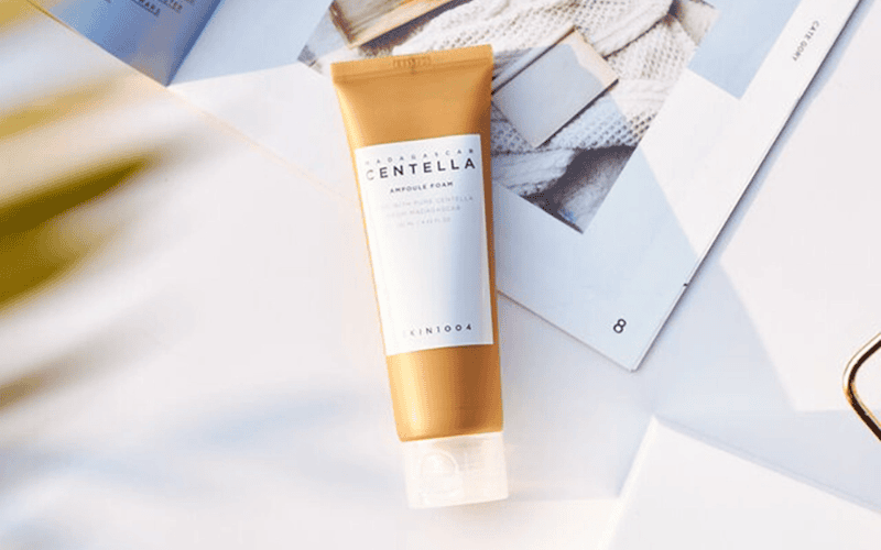 Sữa rửa mặt Skin1004 Madagascar Centella Ampoule Foam trị mụn và vết thâm cho nữ