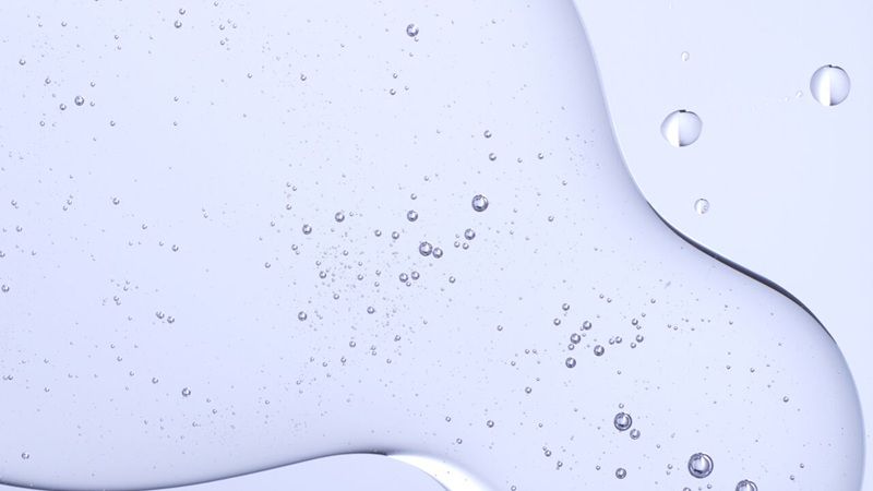 Hyaluronic Acid (HA) có khả năng hút và giữ nước gấp hàng nghìn lần trọng lượng của nó từ môi trường xung quanh vào da