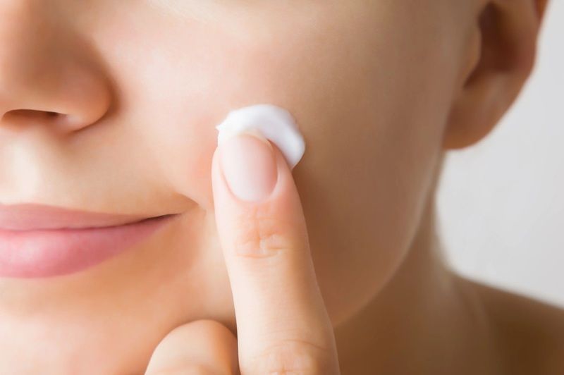 Serum hoạt động ở tầng sâu, còn kem dưỡng chính là một lớp khóa ẩm bên ngoài