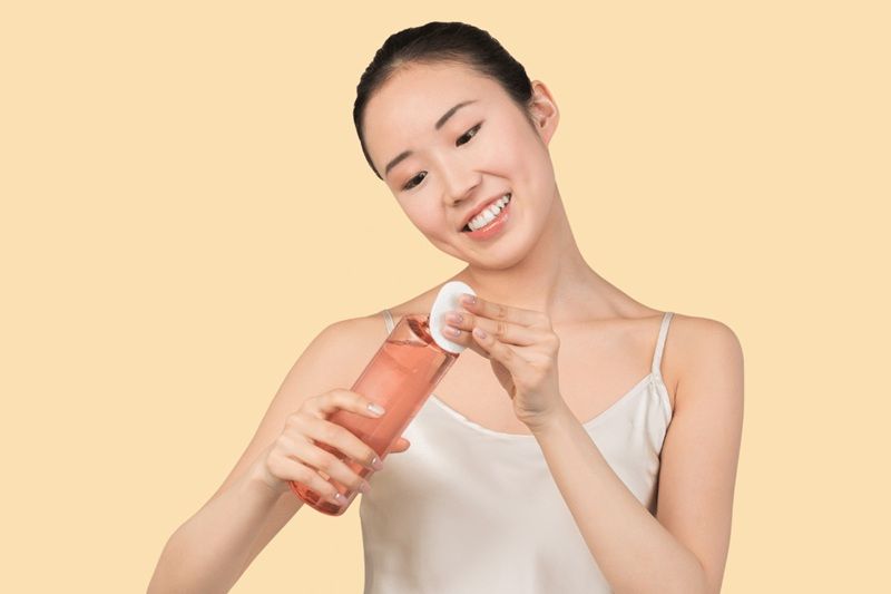 Để chọn đúng toner cấp ẩm, bạn cần hiểu rõ đặc điểm từng loại da và ưu tiên các thành phần phù hợp nhằm tránh kích ứng, tối ưu hiệu quả dưỡng