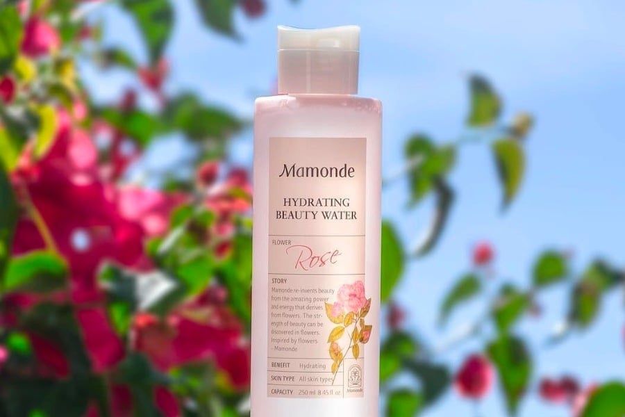 Vượt qua những định kiến về các loại nước hoa hồng chứa cồn gây khô da, Mamonde Rose Water Toner mang đến một trải nghiệm hoàn toàn khác biệt