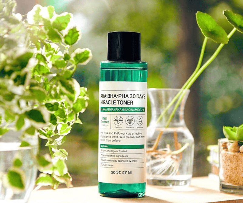 Some By Mi AHA-BHA-PHA 30 Days Miracle Toner hoạt động mạnh mẽ như một chất xúc tác để loại bỏ lớp sừng già cỗi, đẩy lùi nhân mụn, đồng thời vẫn bổ sung độ ẩm cần thiết