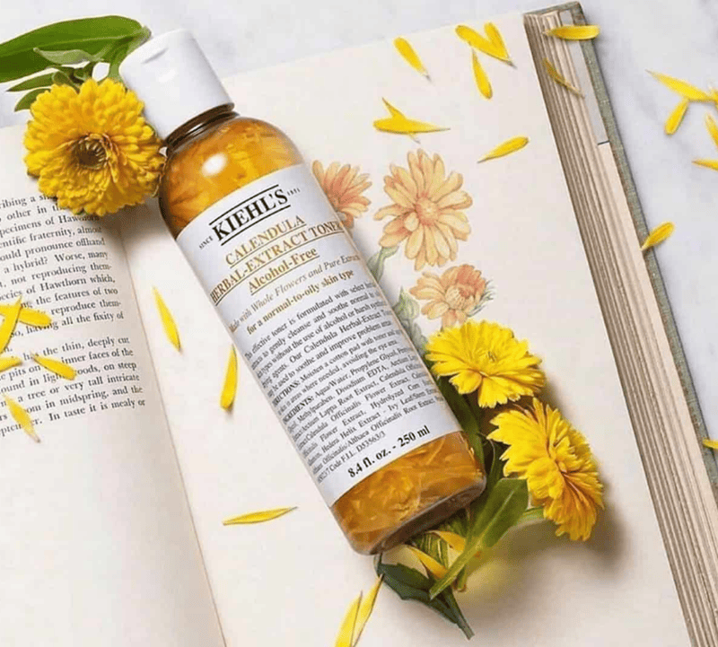 Kiehl's Calendula Herbal-Extract Toner vừa cân bằng lượng dầu thừa trên da, vừa duy trì độ ẩm ổn định để da luôn trong trạng thái thoáng mịn