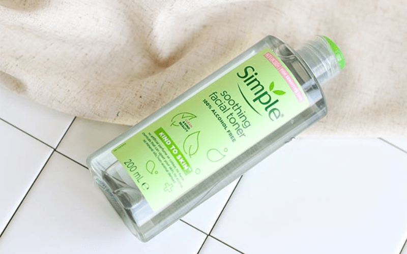 Toner Simple Kind To Skin Soothing Facial Toner nổi bật với công thức tối giản không cồn, không hương liệu, an toàn tuyệt đối cho làn da nhạy cảm của mẹ bầu