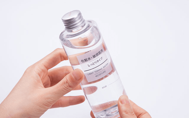 Toner Muji Herbal Whitening Toning Water cho mẹ bầu nổi bật với nguồn nước khoáng thiên nhiên từ Kamaishi, mang lại sự an toàn tuyệt đối