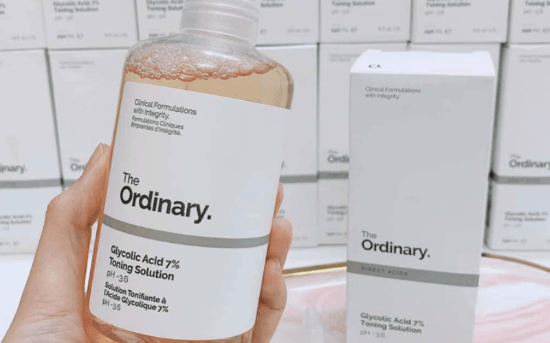 The Ordinary Glycolic Acid 7% Toning Solution giúp làm dịu da, giảm sưng mụn và cân bằng độ ẩm một cách nhẹ nhàng