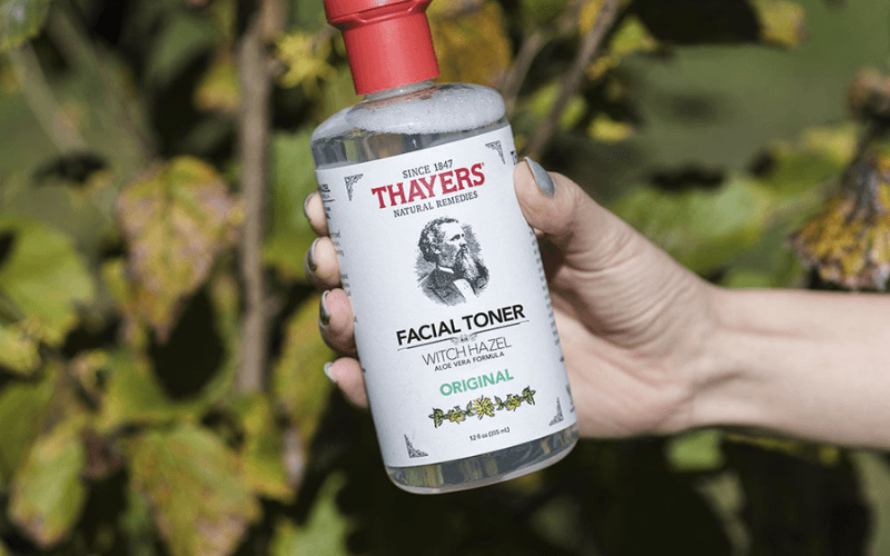 Thayers Witch Hazel Alcohol-Free Toner mang đến khả năng làm dịu và se khít lỗ chân lông hiệu quả, đặc biệt dịu nhẹ cho da dầu mụn