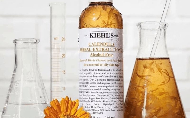 Kiehl’s Calendula Herbal Extract Alcohol-Free Toner giúp làm dịu da, giảm viêm sưng và hỗ trợ se khít lỗ chân lông hiệu quả