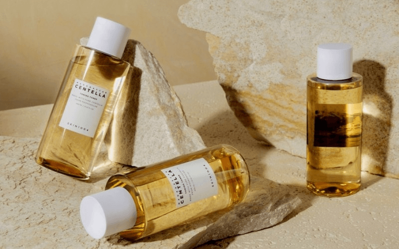 Skin1004 Madagascar Centella Toning Toner giúp làm dịu làn da nhạy cảm, hỗ trợ phục hồi da tổn thương, đồng thời tăng cường hàng rào bảo vệ