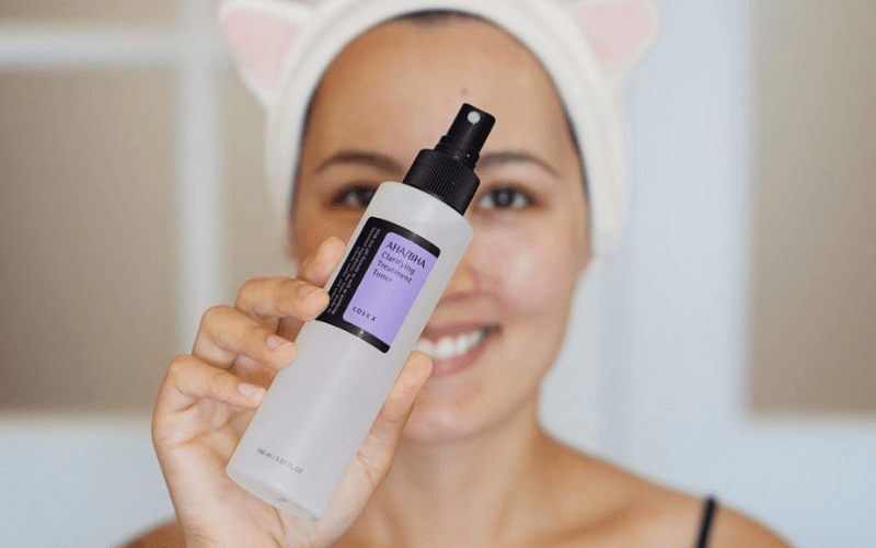 Toner COSRX AHA/BHA Clarifying Treatment vừa giúp làm sạch sâu, loại bỏ tế bào chết và bã nhờn tích tụ, vừa hỗ trợ cải thiện tình trạng mụn đầu đen