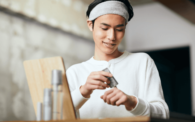 Toner cho nam giúp cân bằng lại độ pH này, đồng thời loại bỏ cặn bẩn còn sót lại mà sữa rửa mặt không làm sạch hết