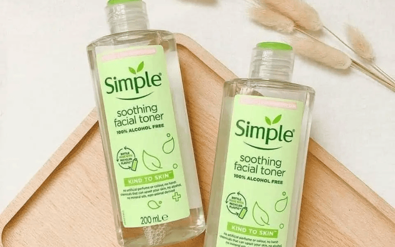 Toner Simple Kind To Skin Soothing Facial Toner là dòng toner lành tính, dễ dùng và giá cả phải chăng cho tuổi dậy thì