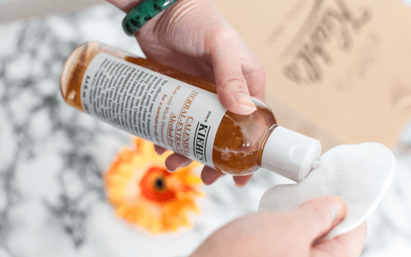 Toner hoa cúc Kiehl's Calendula Herbal Extract Toner iúp giảm thiểu dầu thừa, mẩn đỏ – những vấn đề phổ biến ở tuổi teen