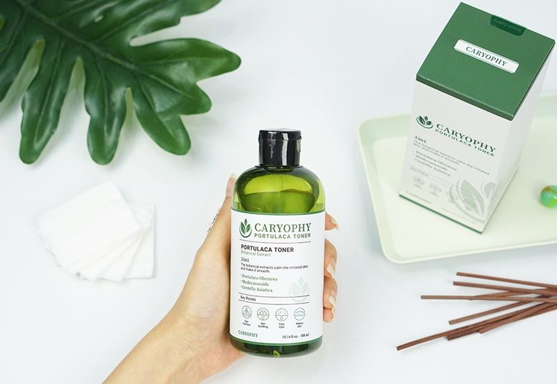 Là một sản phẩm đến từ Hàn Quốc, Toner Caryophy Portulaca được thiết kế chuyên biệt để chăm sóc làn da mụn