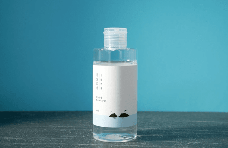 Round Lab 1025 Dokdo Toner bổ sung khoáng chất thiết yếu, cấp nước nhanh chóng cũng như loại bỏ tế bào chết nhẹ nhàng