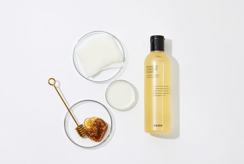 COSRX Propolis Synergy Toner là dòng toner giàu dưỡng chất mang đến năng lượng và vẻ căng bóng rạng rỡ cho làn da