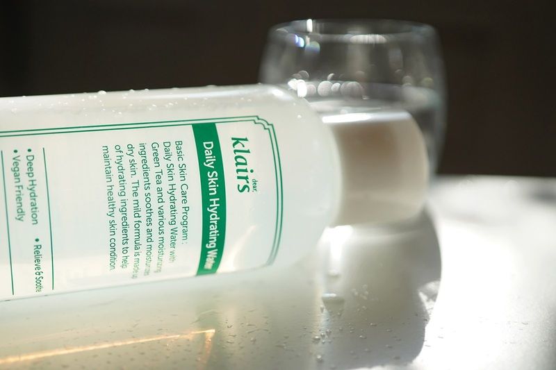 Klairs Daily Skin Hydrating Water gây ấn tượng với bảng thành phần thiên nhiên, tập trung vào khả năng làm dịu