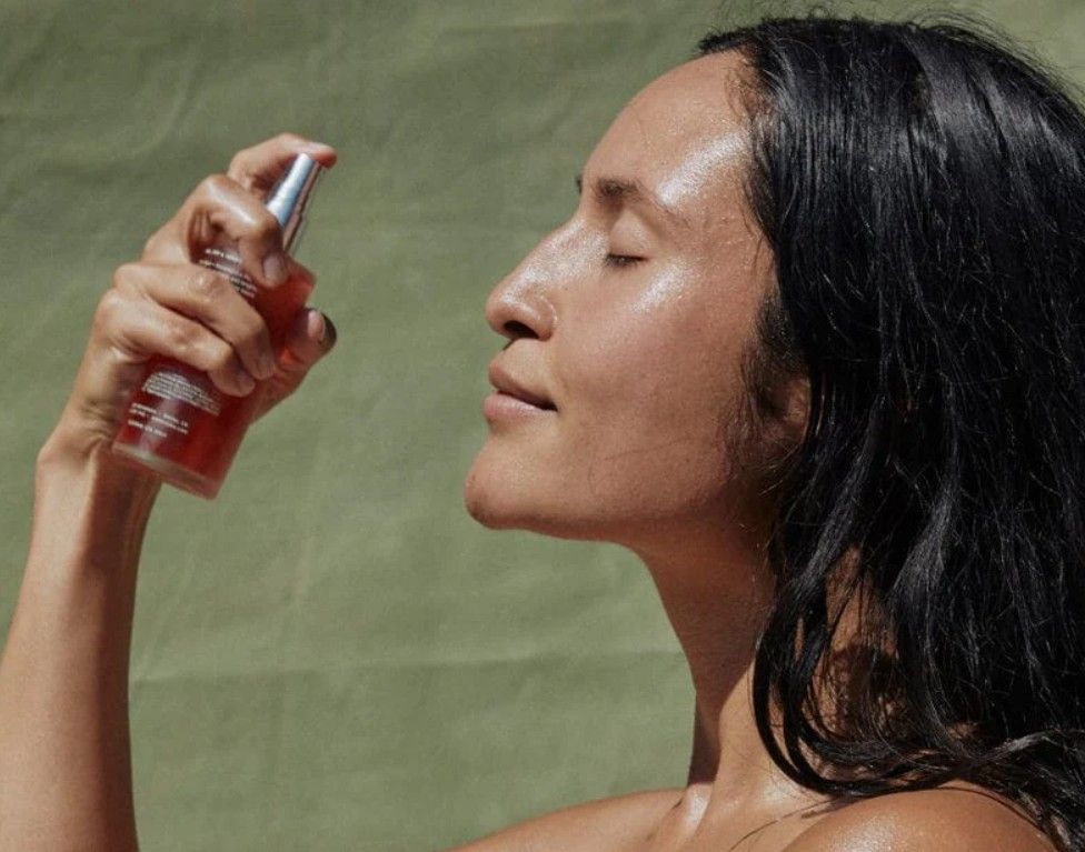 Hydrating Toner đóng vai trò như lớp đệm ẩm đầu tiên