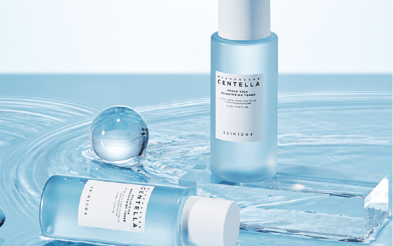 Skin1004 Madagascar Centella Hyalu-Cica Brightening Toner à một trong những dòng toner trắng da bán chạy của thương hiệu Skin1004, sản phẩm nổi bật với công thức kết hợp giữa rau má Madagascar