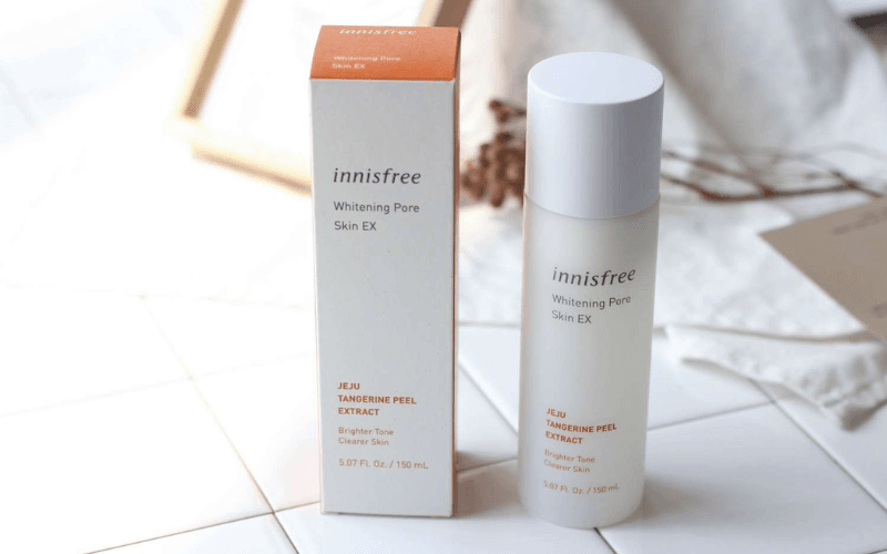 Innisfree Brightening Pore Toner là toner dưỡng trắng đa năng: làm sáng, cấp ẩm, làm mờ thâm và se khít lỗ chân lông