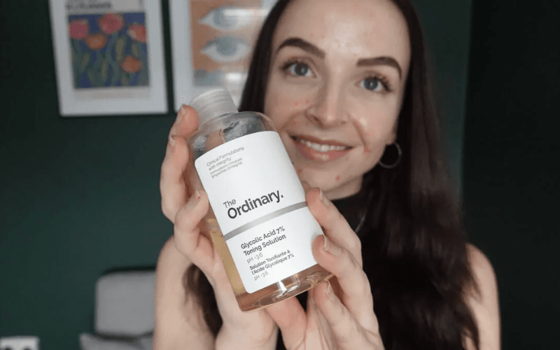 The Ordinary Glycolic Acid 7% Toning Solution với khả năng tẩy tế bào chết hóa học nhẹ nhàng bằng AHA, giúp cải thiện sắc tố, làm sáng và làm mịn da