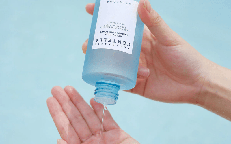 Skin1004 Madagascar Centella Hyalu-Cica Brightening Toner giúp làm sáng da, mờ thâm nám và phục hồi da nhanh chóng.