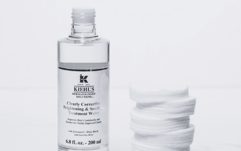 Kiehl’s Clearly Corrective Brightening & Soothing Treatment Water thường được ví như “nước thần” giúp cải thiện tông da và làm mờ thâm sạm