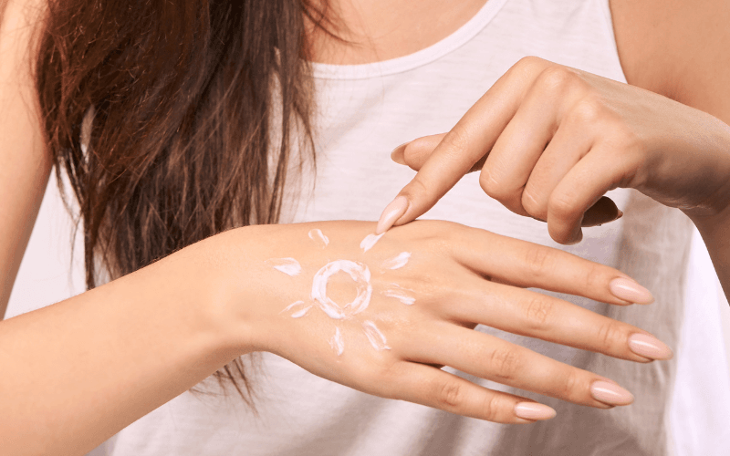 Trời mưa vẫn cần bôi kem chống nắng do tia UV vẫn xuyên qua mây và mưa để tiếp xúc với làn da