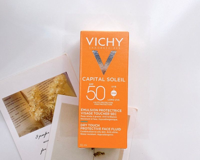 Vichy Capital Soleil SPF 50+ Anti-Shine là kem chống nắng dạng gel lý tưởng cho da dầu và phù hợp trong điều kiện nóng ẩm hoặc khi đi biển