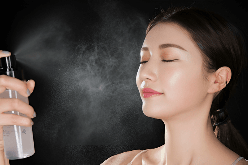 Xịt khoáng giúp cung cấp độ ẩm, làm dịu da sau lớp nền, đồng thời tạo hiệu ứng tự nhiên và làm lớp trang điểm tiệp hơn vào da